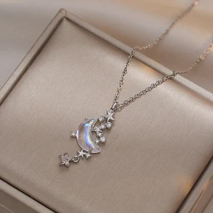 🌙 Dreamcatcher Moon Necklace